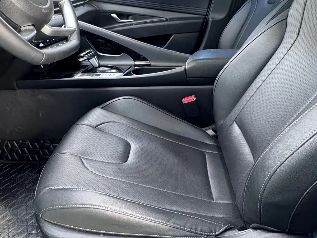 Hyundai Elantra 2023 Model 1.5L CVT LUX Premium Edition фото 8