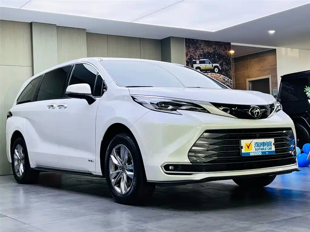 Toyota Sienna 2024 2.5L Hybrid 4WD Premium Edition фото 3