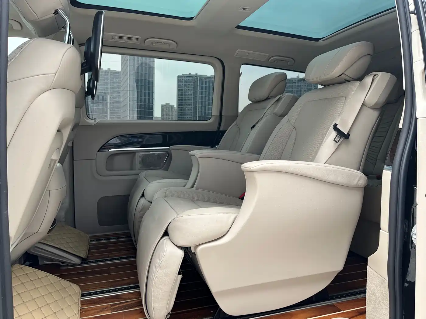 Mercedes-Benz V-Class 2017 Model V 260 L Premium Extended Edition фото 9