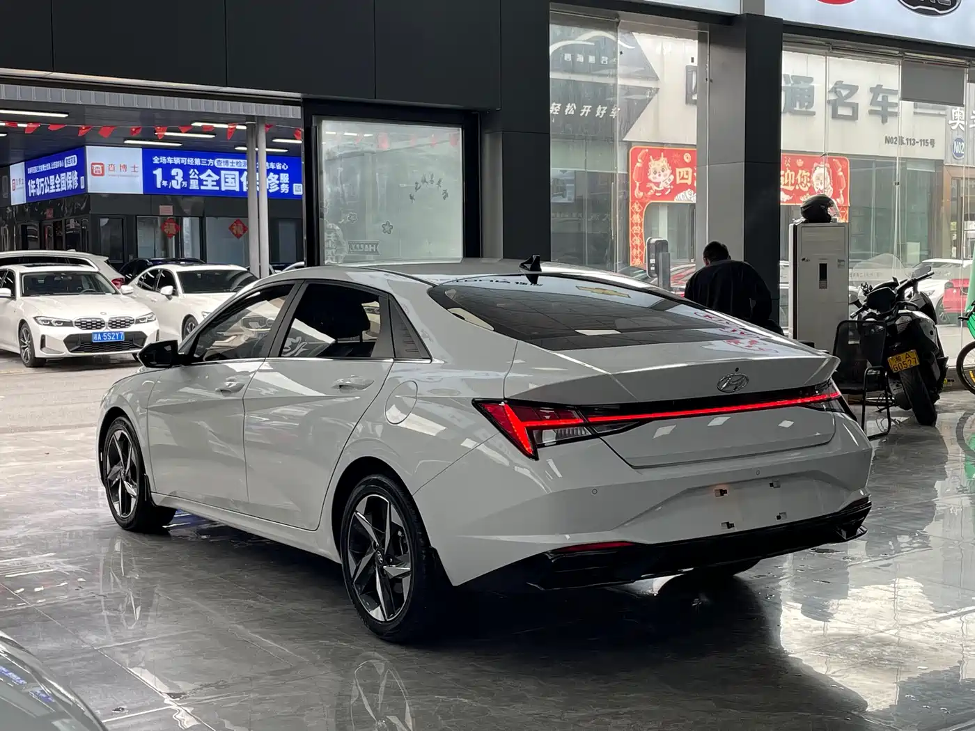 Hyundai Elantra 2022 1.5L CVT LUX Premium Edition фото 15