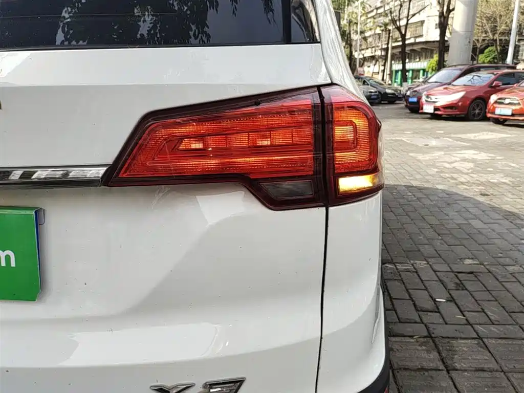 SWM Motor SWM X3 2021 2020 1.5L Manual Premium 7-seater