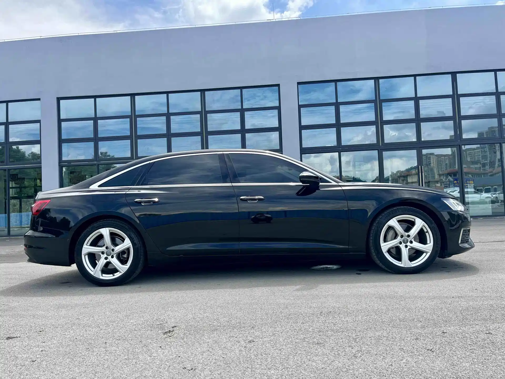 Фото 15 - Audi A6L