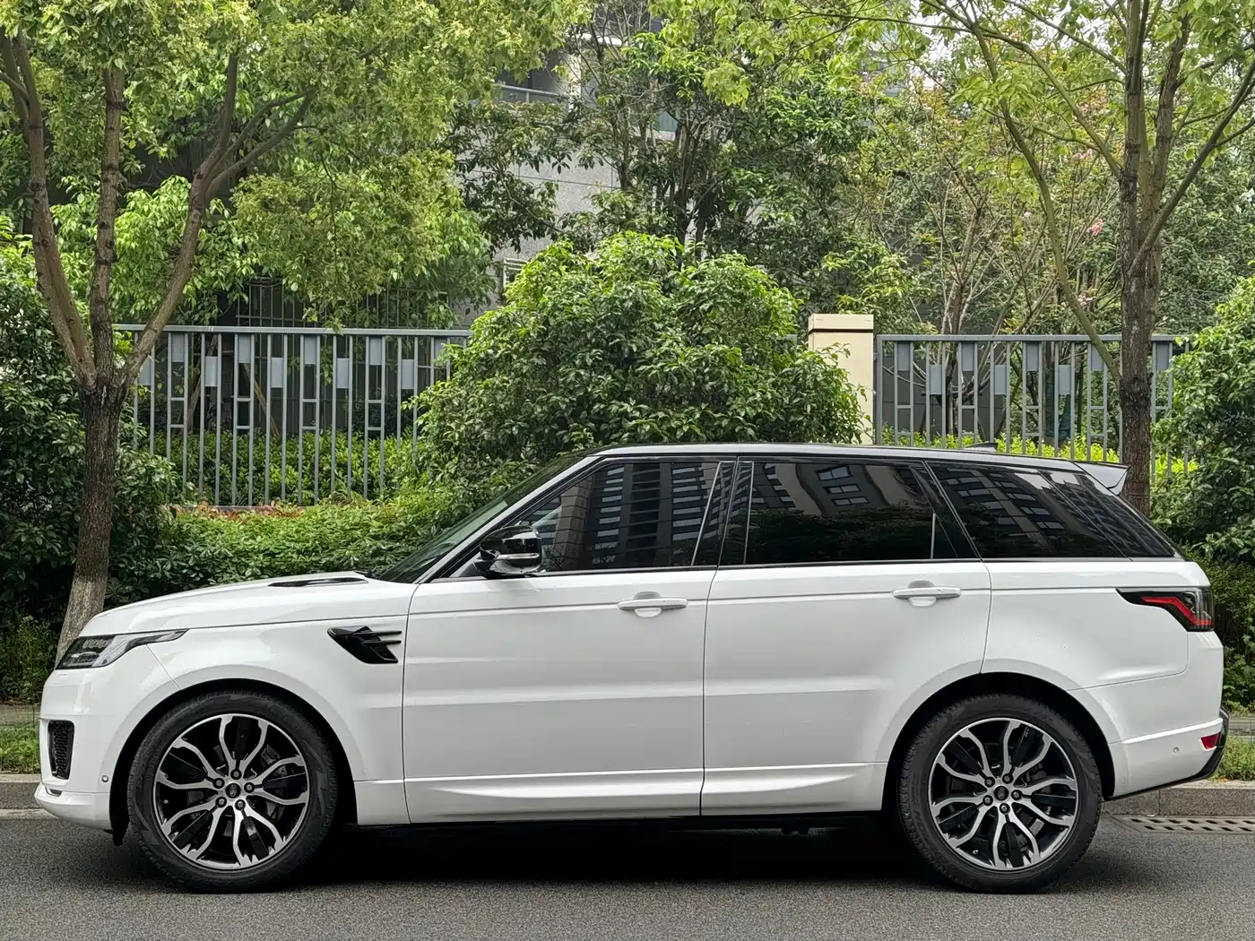 Land Rover Range Rover Sport 2021 3.0 L6 Gloss Black Edition фото 3