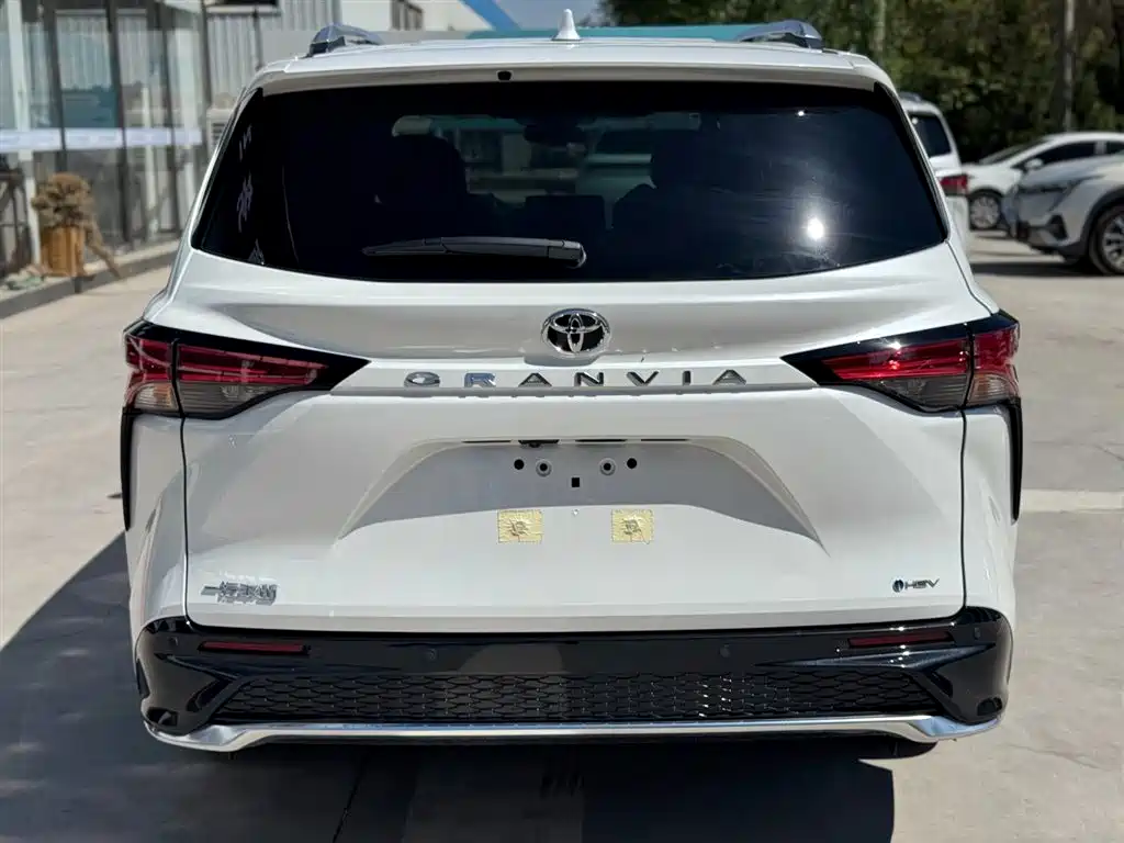 Toyota Granvia 2026 Model 2.5L Hybrid Luxury Edition фото 5