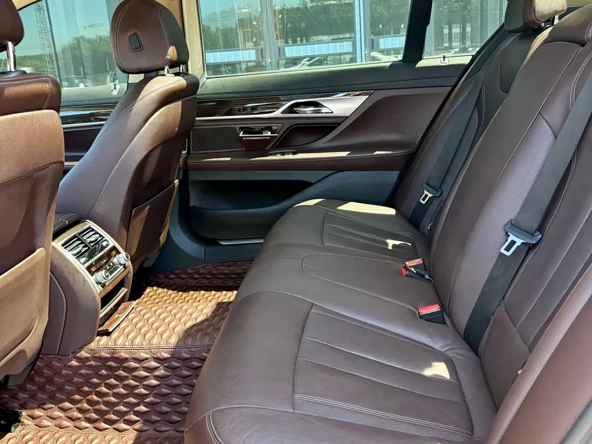 Фото 12 - BMW 7 Series