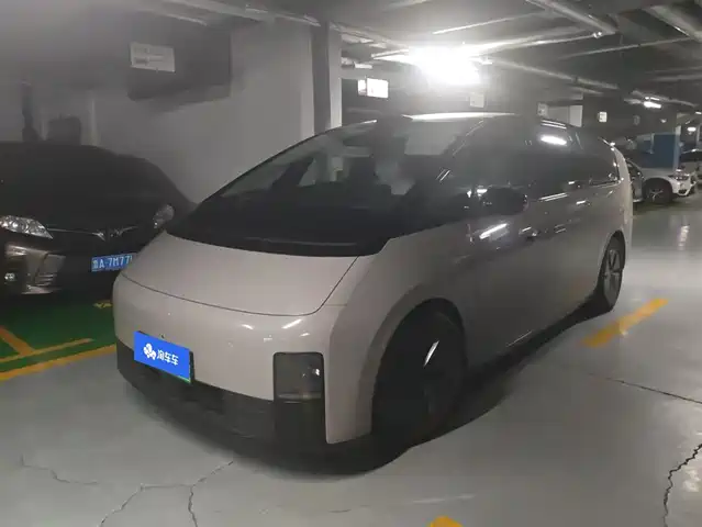 Li Auto MEGA Ultra