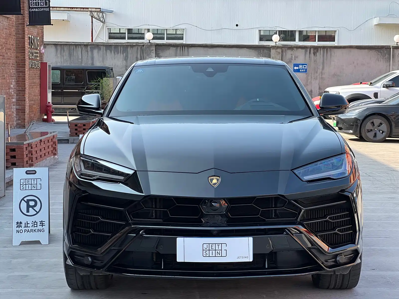 Фото 1 - Lamborghini Urus