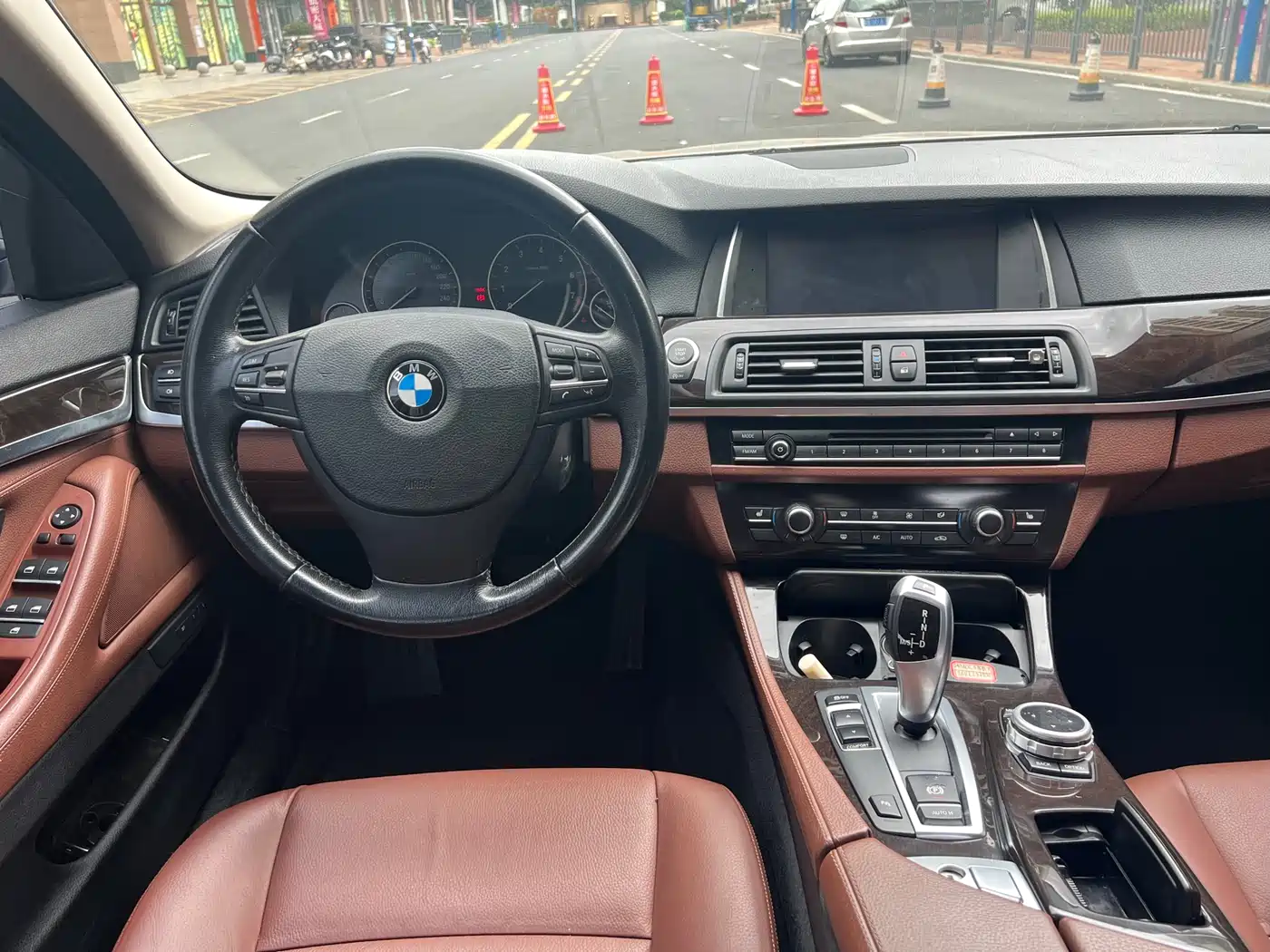 BMW 5 Series 2014 525Li Leading фото 13