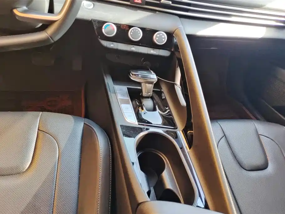 Hyundai Elantra 2023 1.5L CVT GLX Elite Edition фото 16