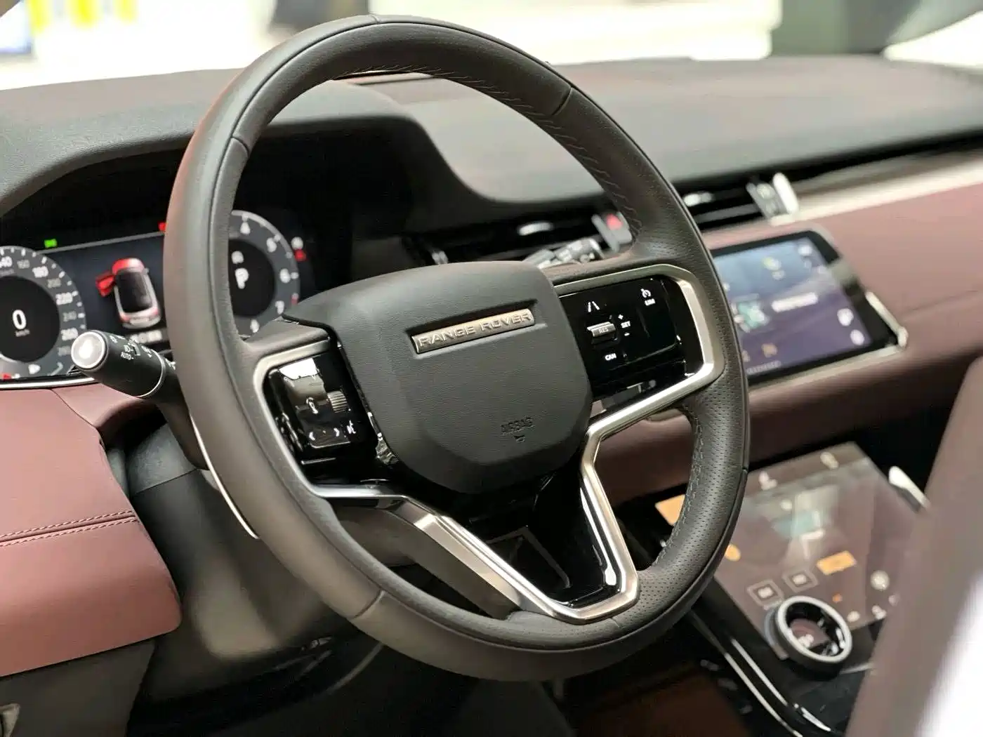 Land Rover Range Rover Evoque 2023 Range Rover Evoque L 249PS Luxury Edition фото 7