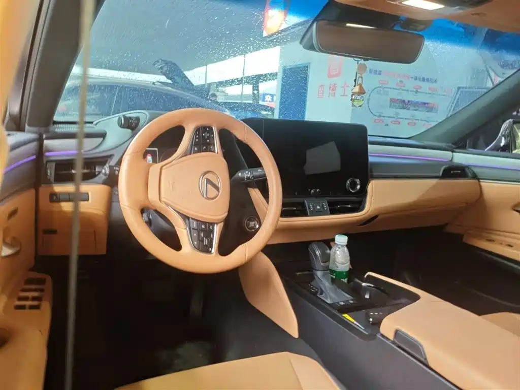 Lexus ES 2025 200 Ultimate Edition фото 4