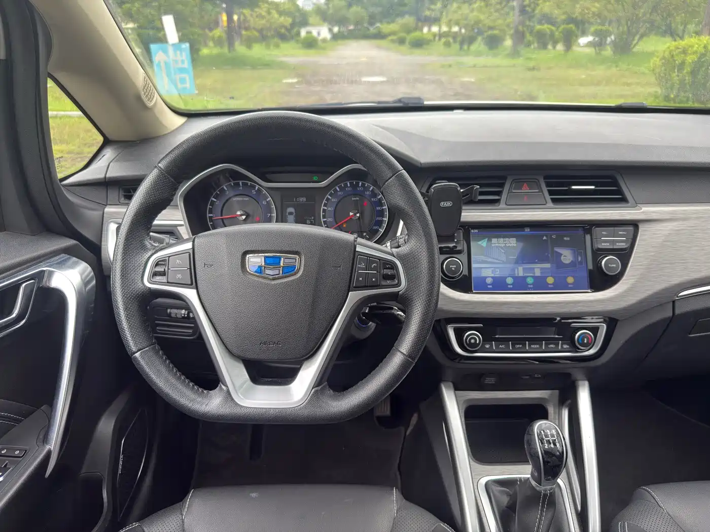 Фото 8 - Geely Vision X3