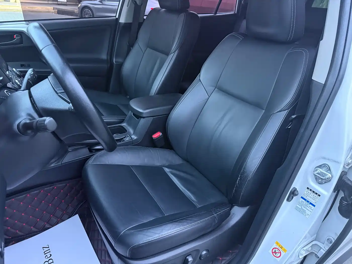 Фото 10 - Toyota RAV4