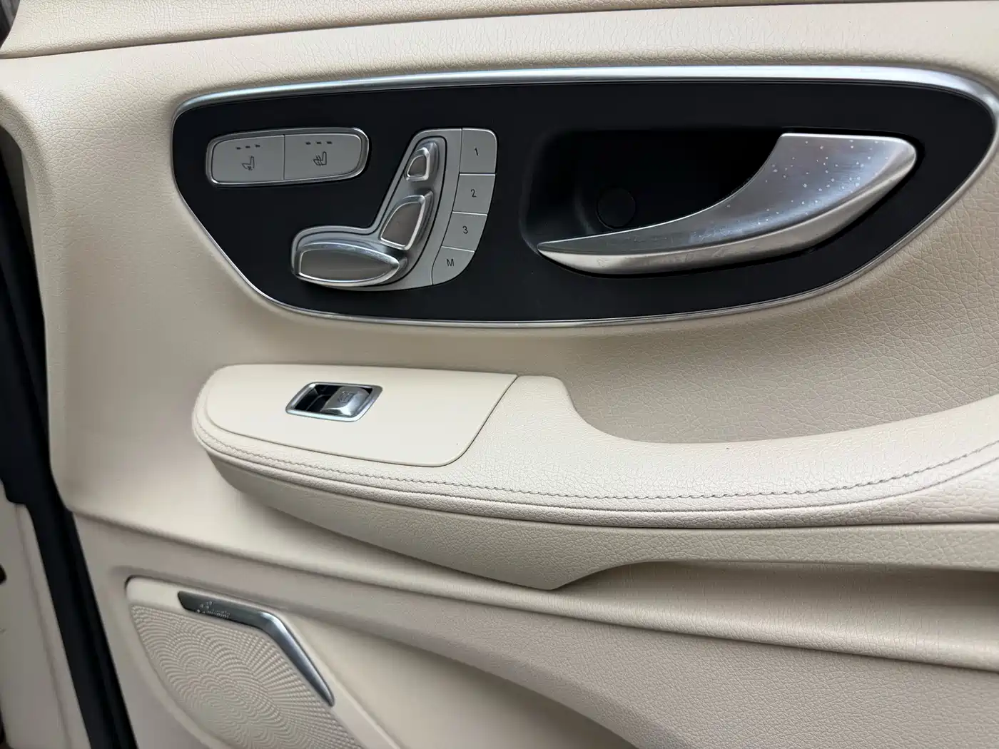 Mercedes-Benz V-Class 2017 Model V 260 Premium Edition фото 55