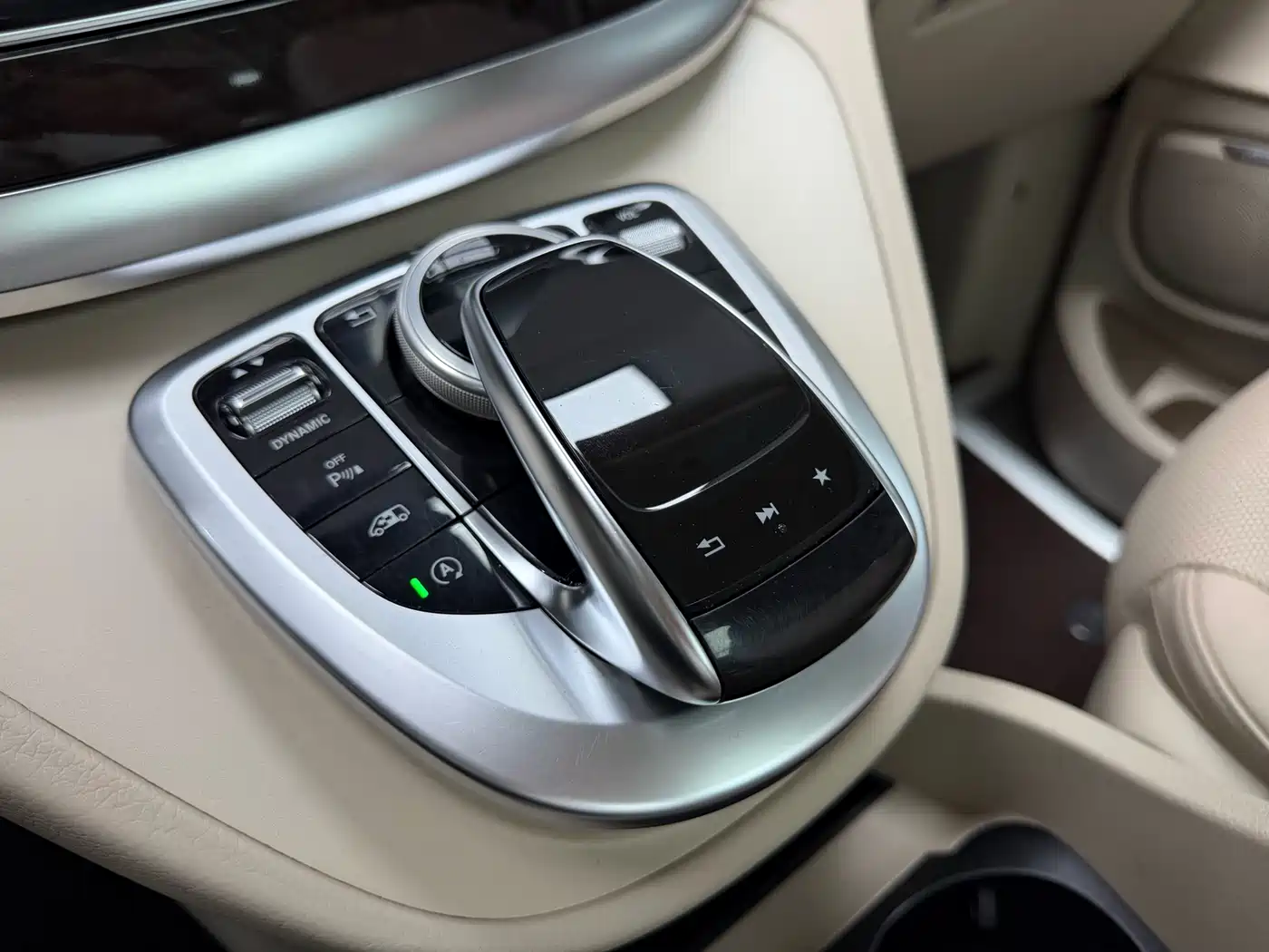 Mercedes-Benz V-Class 2017 Model V 260 Premium Edition фото 58