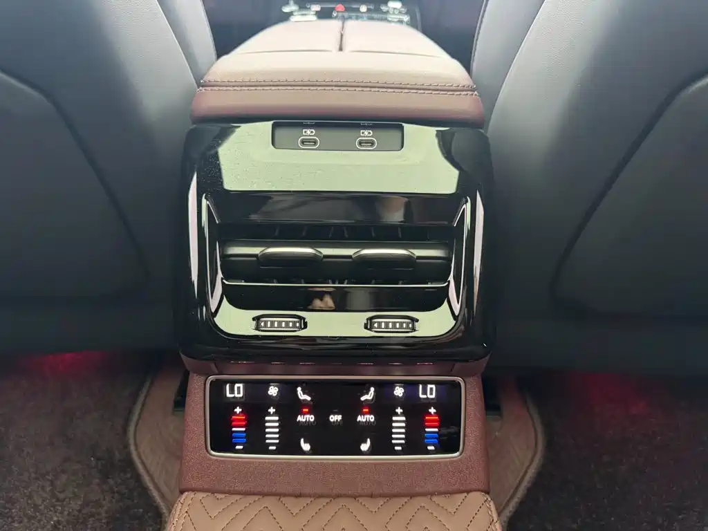 Фото 21 - Audi A6L