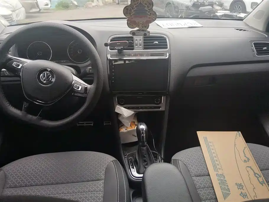 Volkswagen Polo 2016 1.6L Cross Polo Automatic фото 12