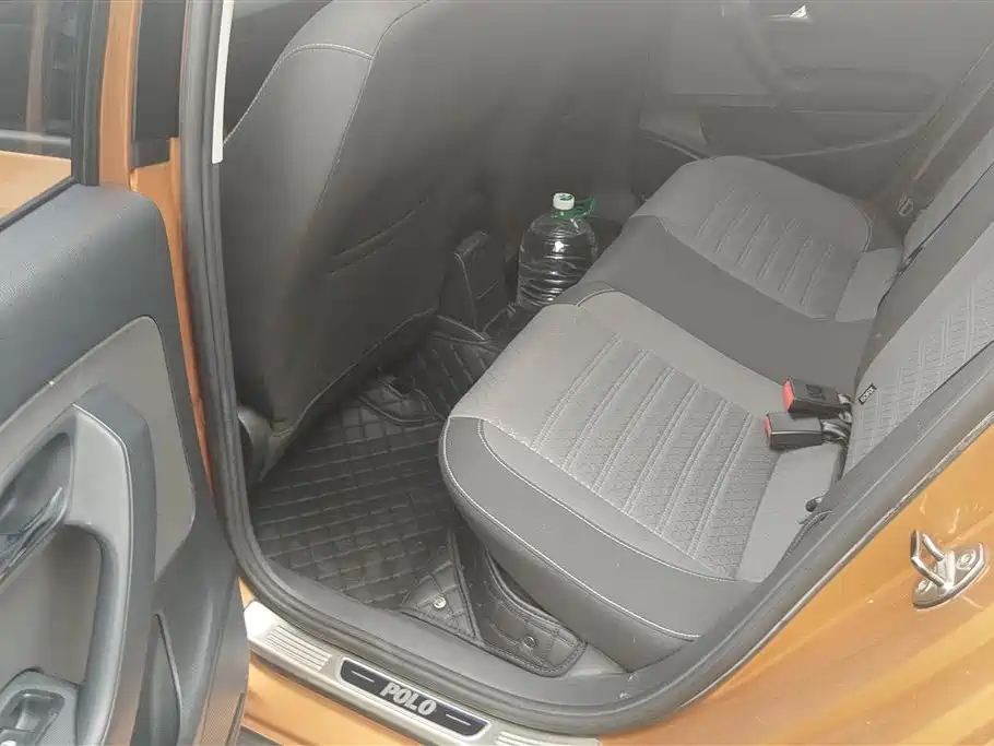 Volkswagen Polo 2016 1.6L Cross Polo Automatic фото 11