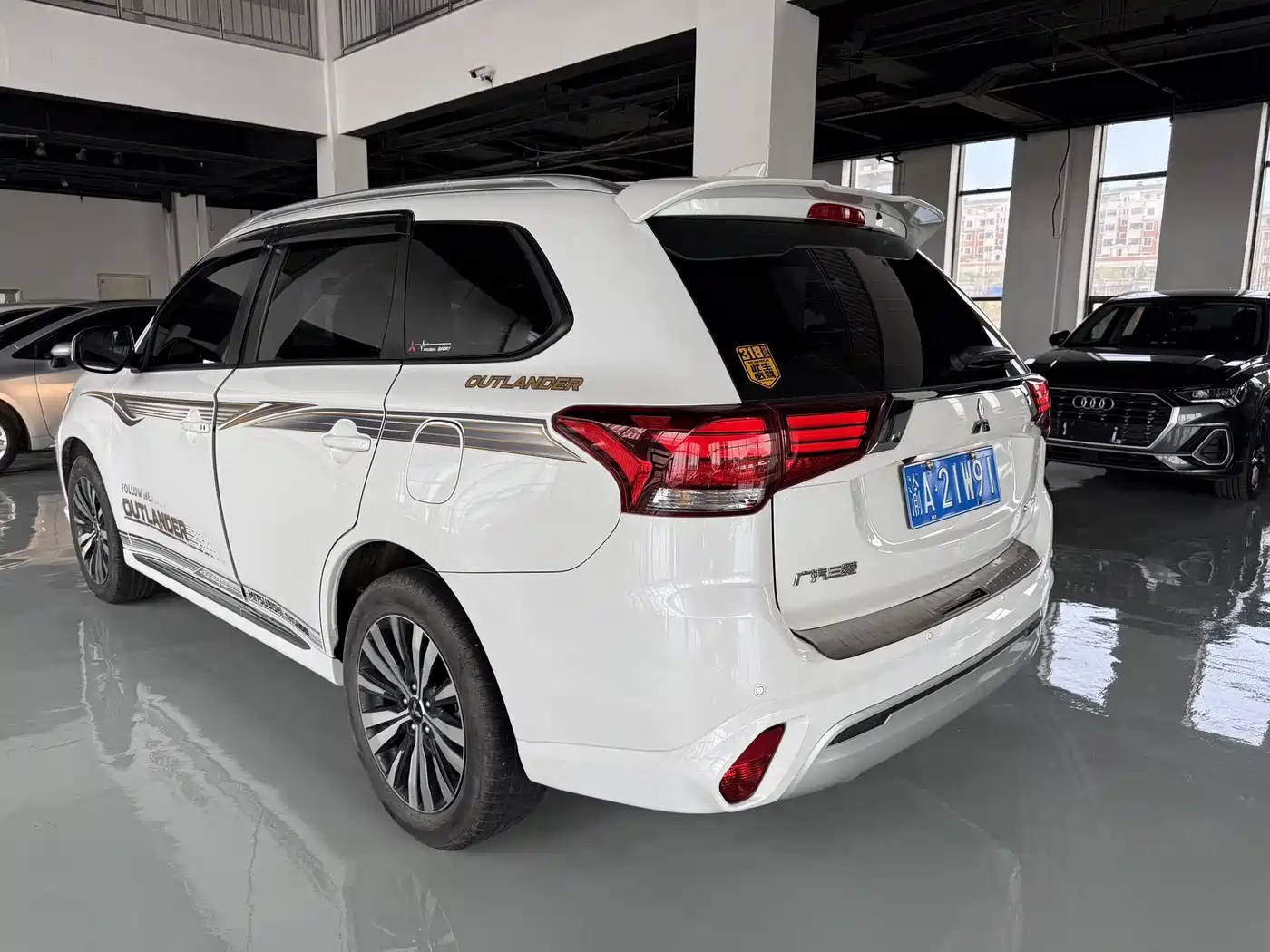 MITSUBISHI OUTLANDER