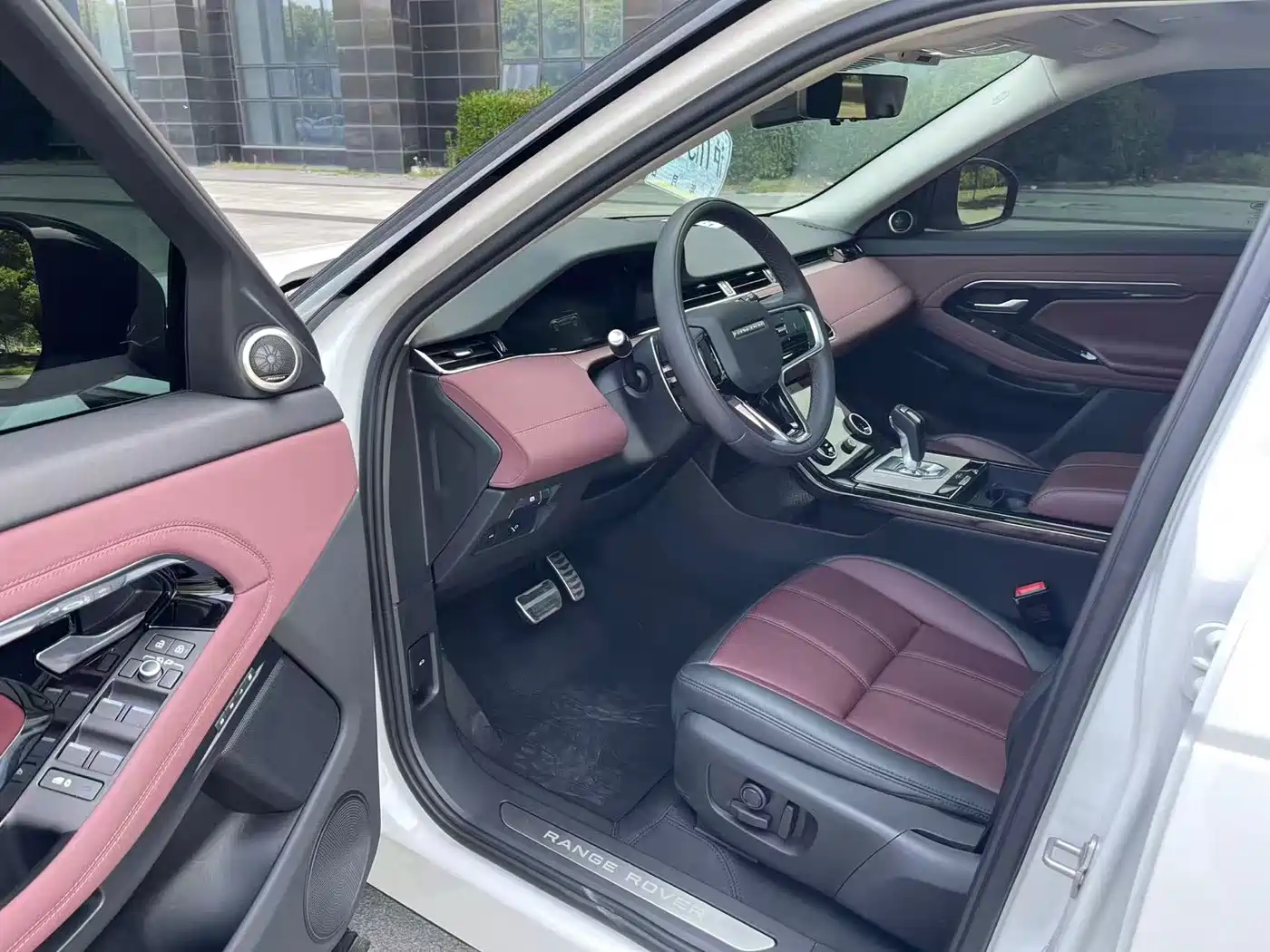 Land Rover Range Rover Evoque 2023 Range Rover Evoque L 249PS Luxury Edition фото 8