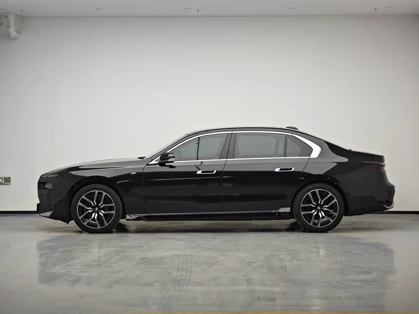 BMW 7 Series 2023 Model 735Li M Sport Package фото 8