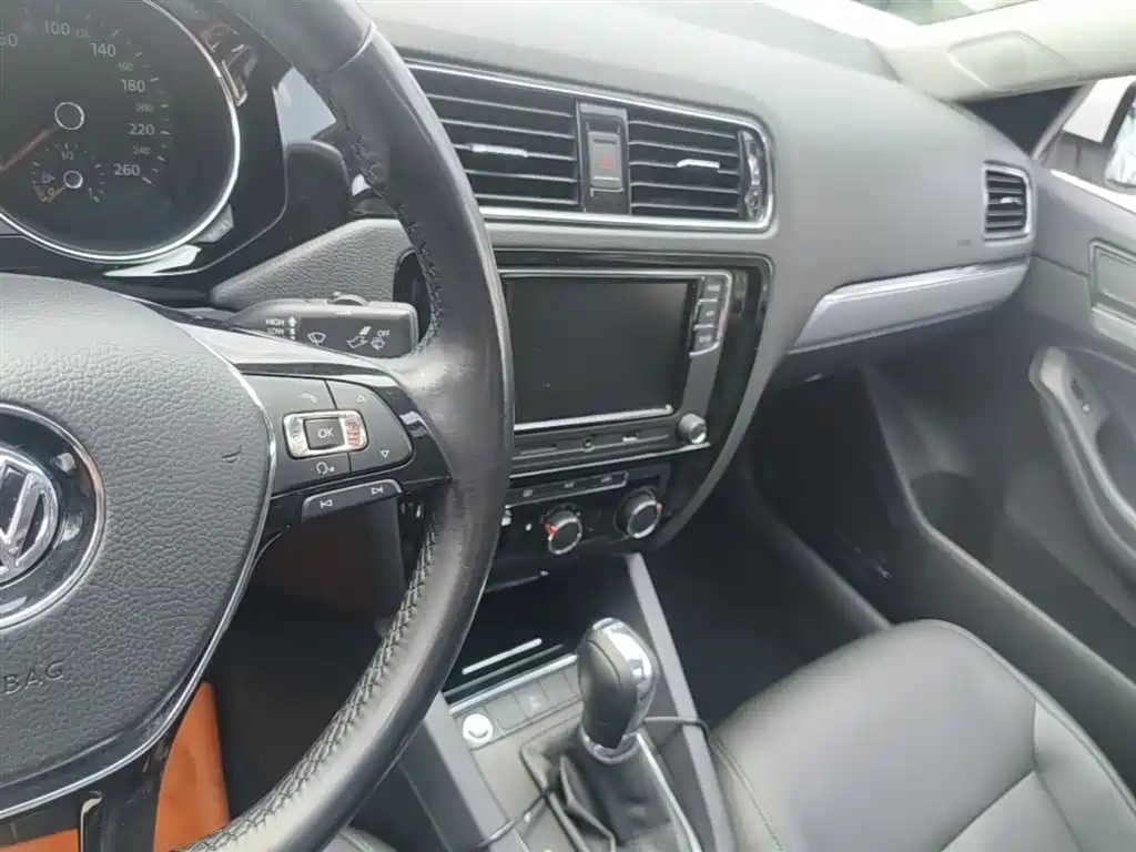 Volkswagen Sagitar 2018 280TSI DSG Spark Edition фото 13