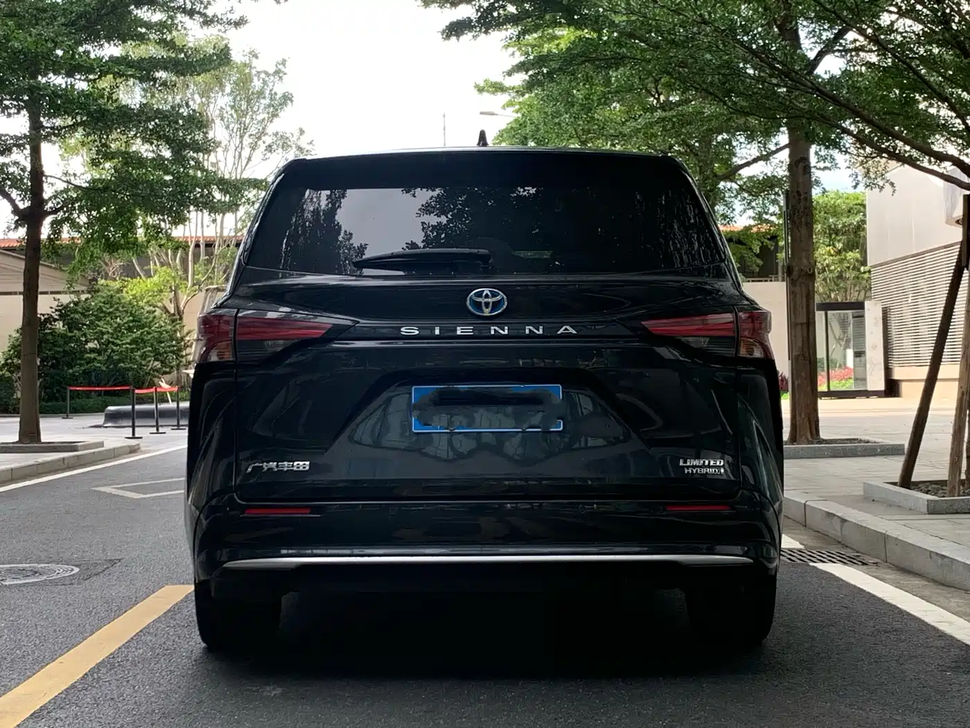 Toyota Sienna 2023 2.5L Hybrid Premium Edition фото 6