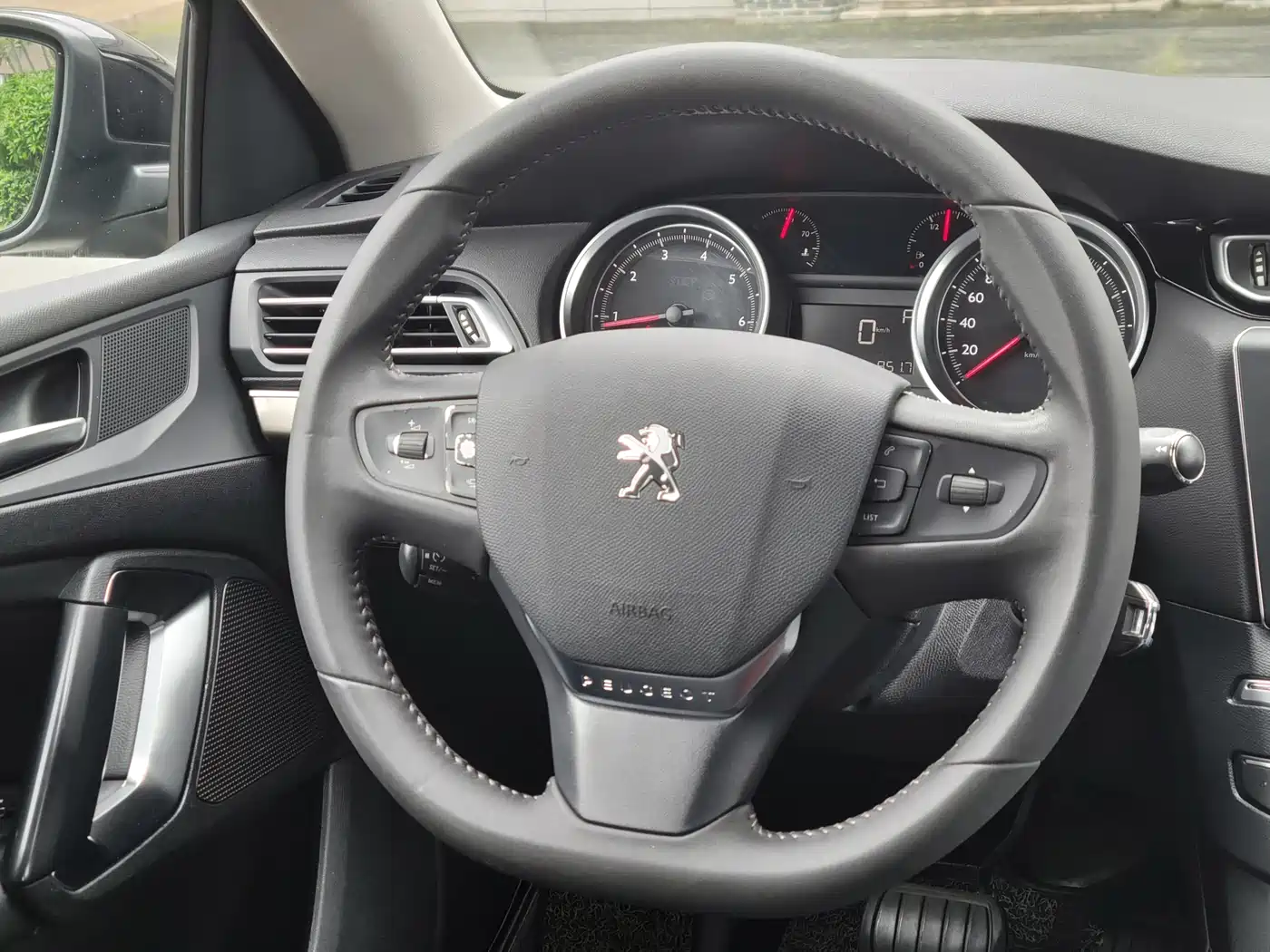 Peugeot 408 2015 Model 1.2T Automatic Luxury Edition фото 10