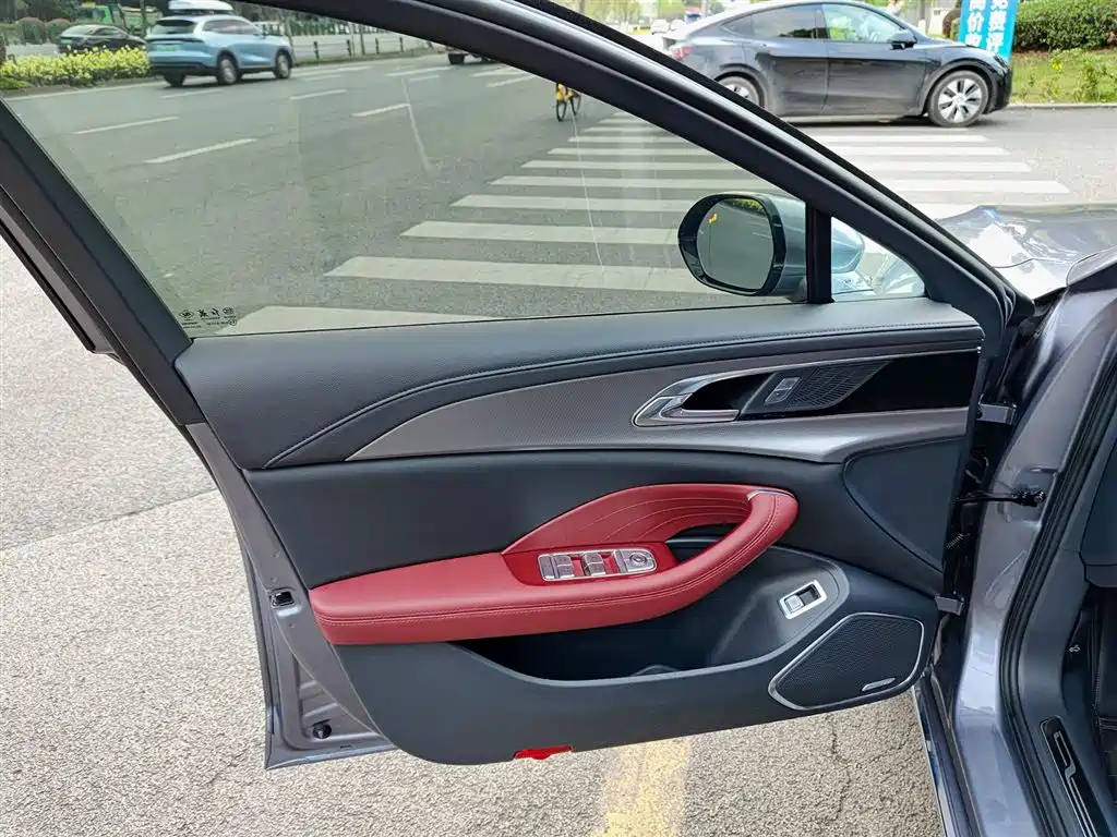 Hongqi H5 2023 2.0T Auto Smart Connect Flag Comfort фото 6