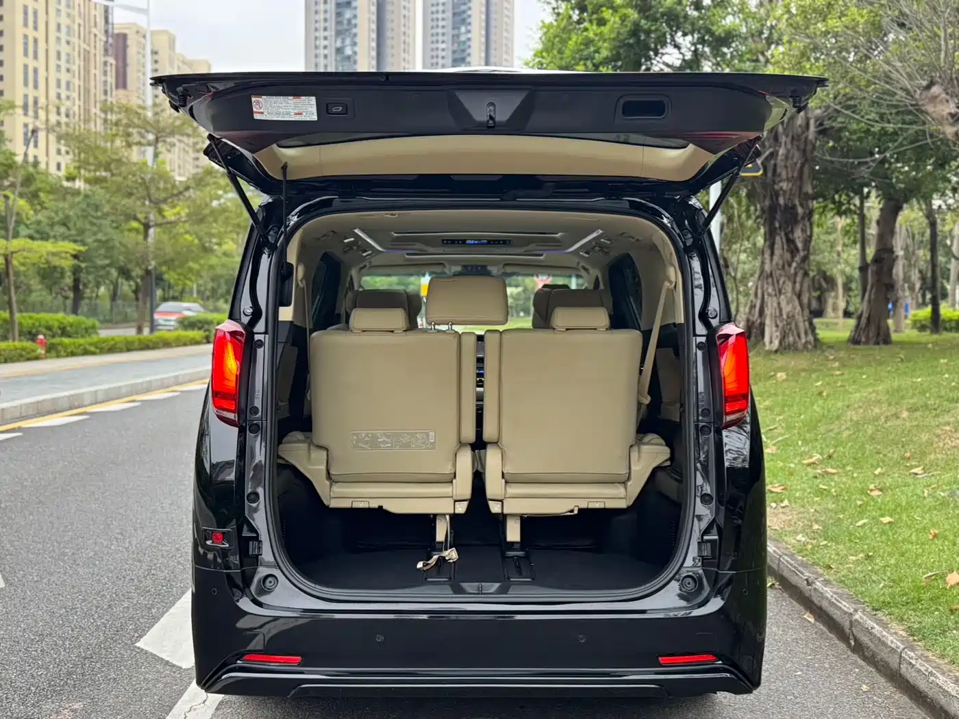 Toyota Alphard 2019 Hybrid 2.5L Luxury фото 5