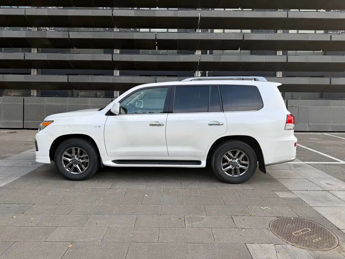 Photo 5 - Lexus LX