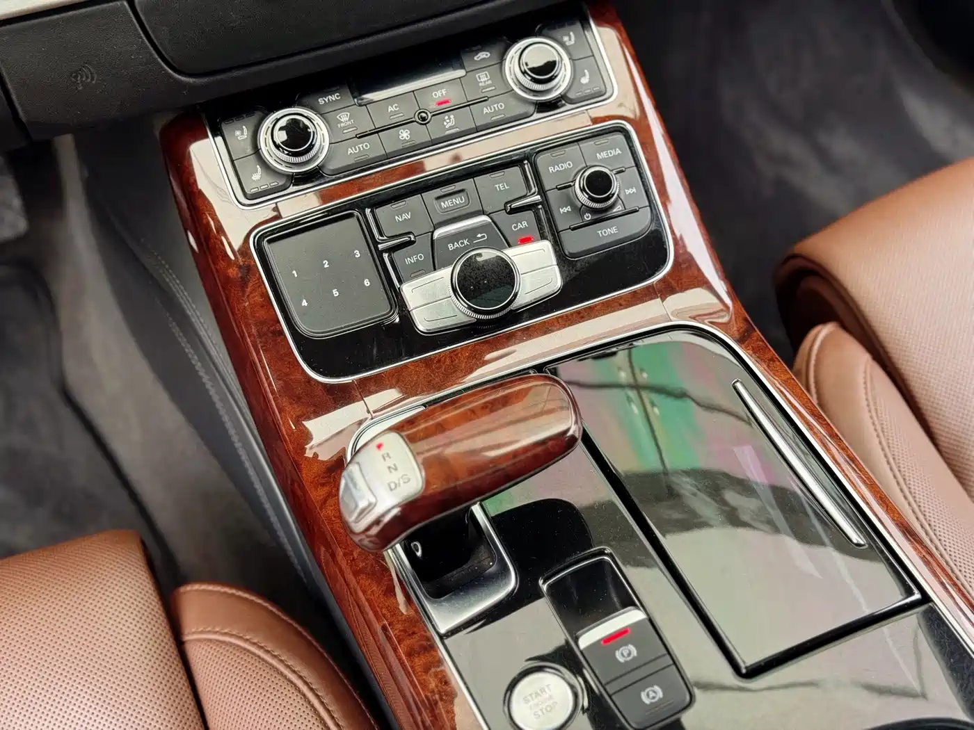 Photo 16 - Audi A8