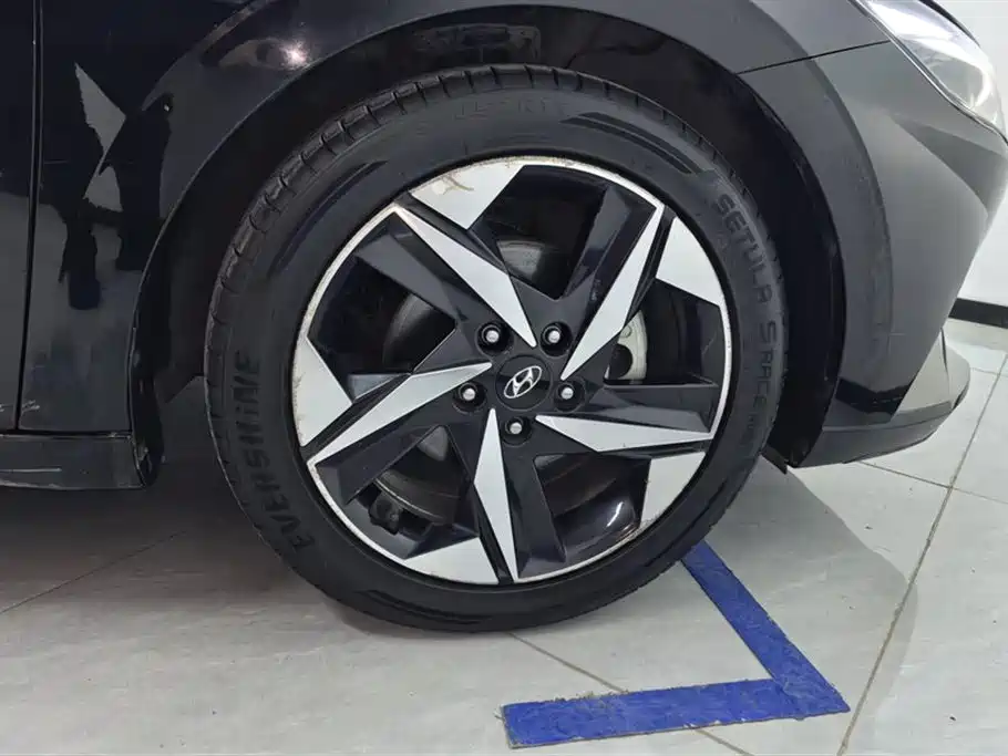 Hyundai Elantra 2021 1.5L CVT LUX Premium Edition фото 6