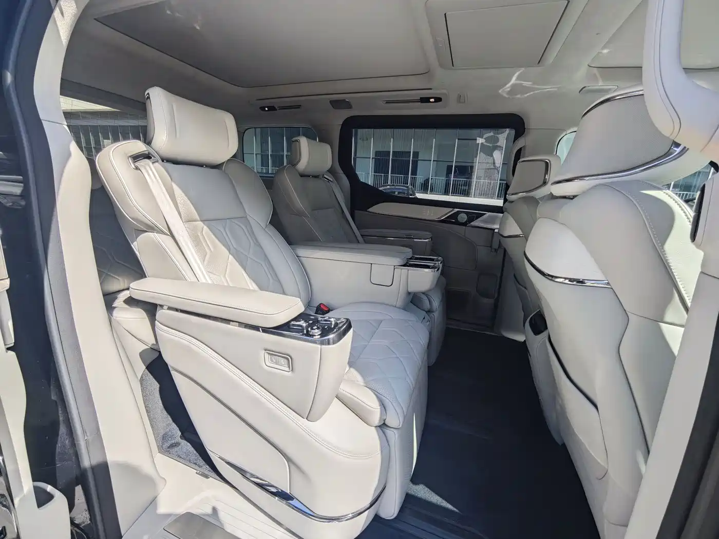Volvo EM90 2024 2025 Ultra Six-Seater