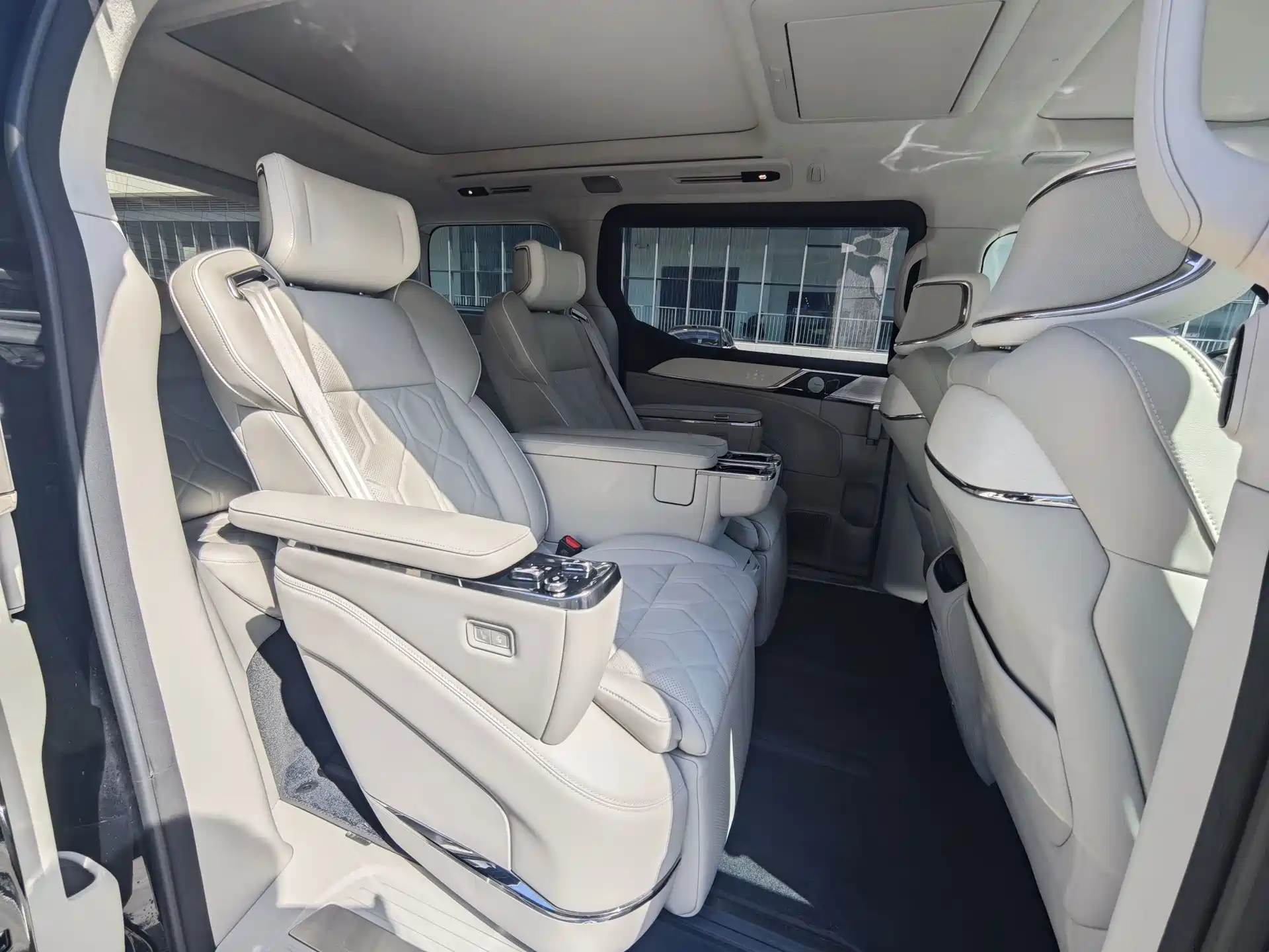 Фото 31 - Volvo EM90