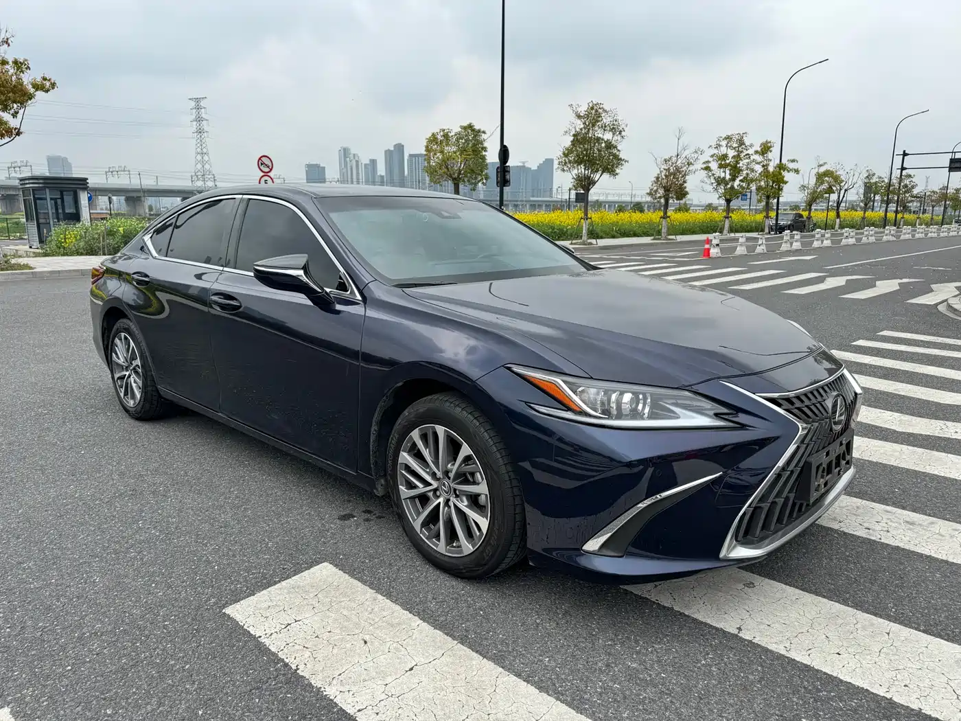 Lexus ES 2023 200 Excellence Edition фото 3