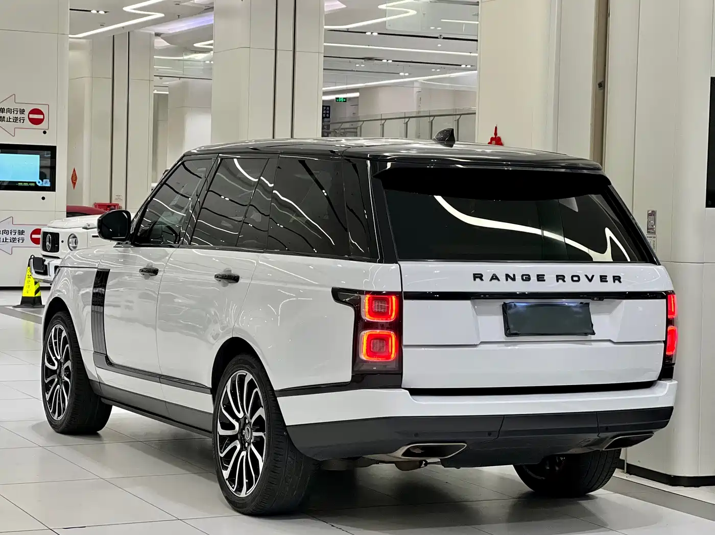 Land Rover Range Rover 2020 3.0 L6 Shengshi Edition фото 12