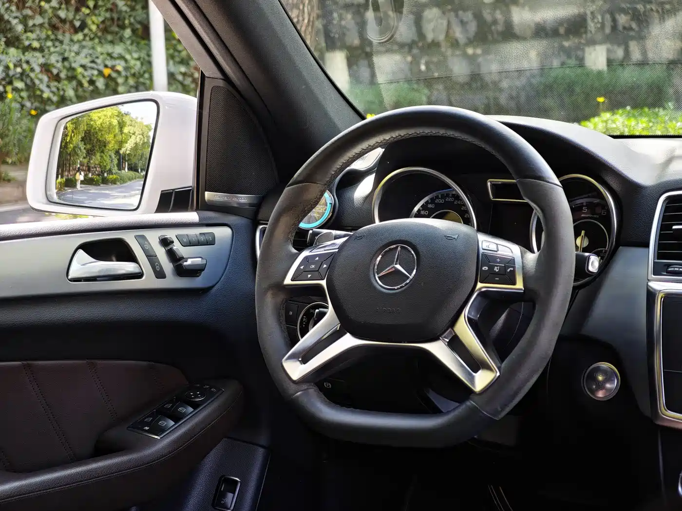Mercedes-Benz M-Class AMG 2012 AMG ML 63 фото 12