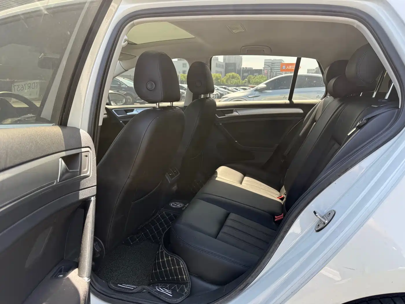 Volkswagen Golf 2020 Beloved Edition 200TSI DSG Comfort фото 2