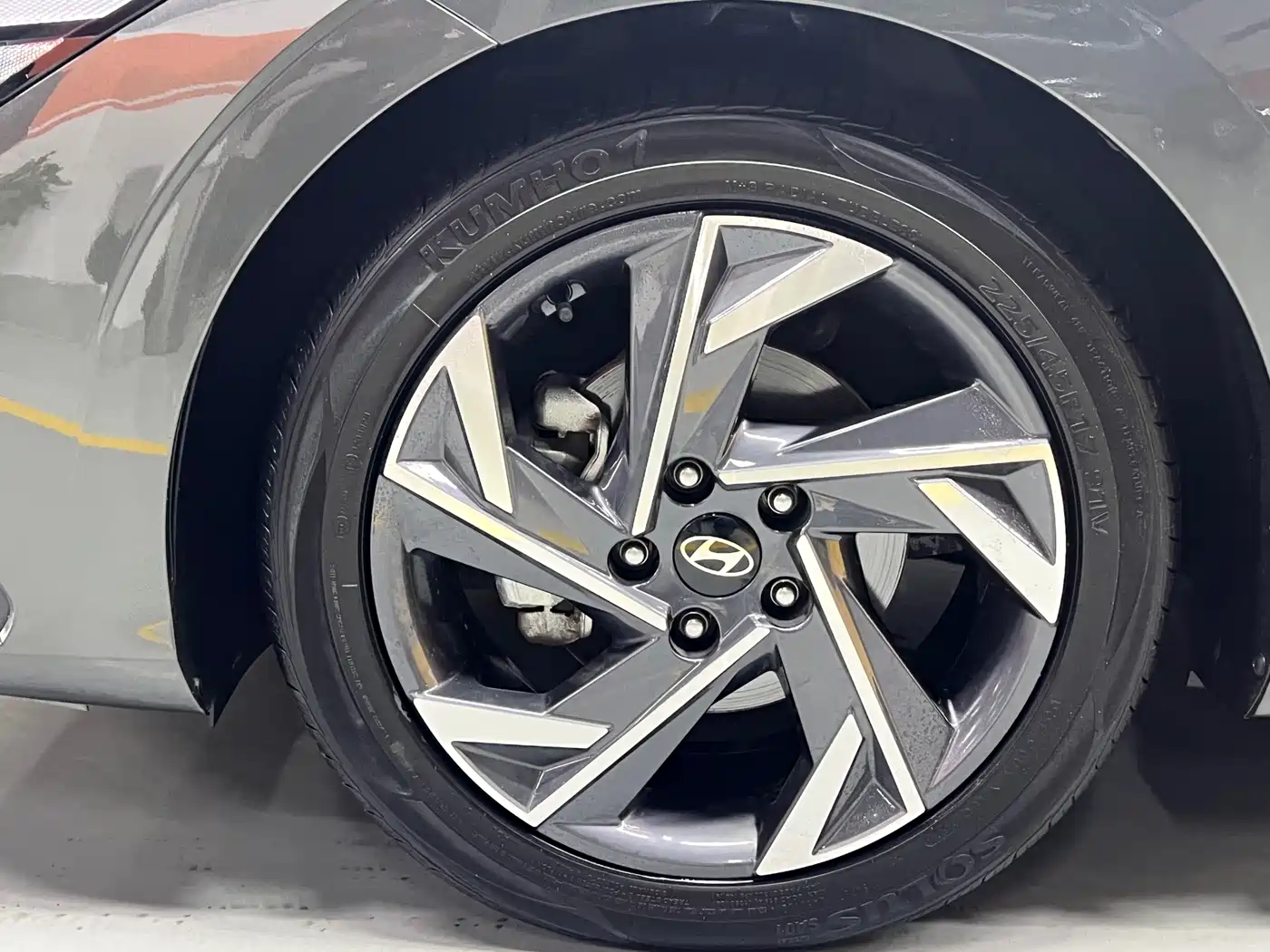 Hyundai Elantra 2023 Model 1.5L CVT LUX Premium Edition фото 25