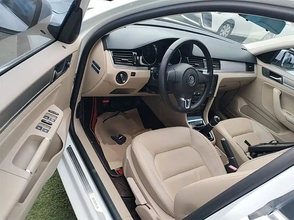 Volkswagen Bora 2014 1.6L Manual Comfort Edition фото 16
