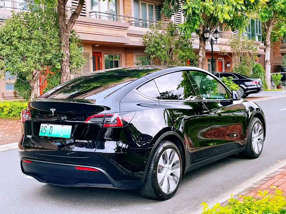 TESLA MODEL Y