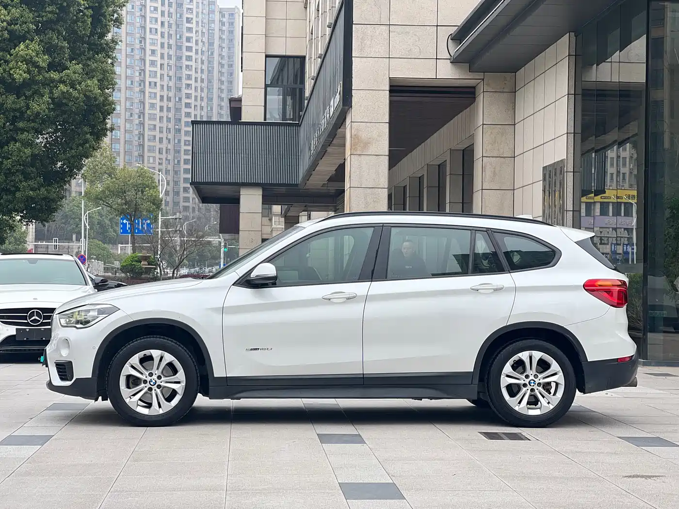 BMW X1 2016 sDrive18Li Premium Model фото 6