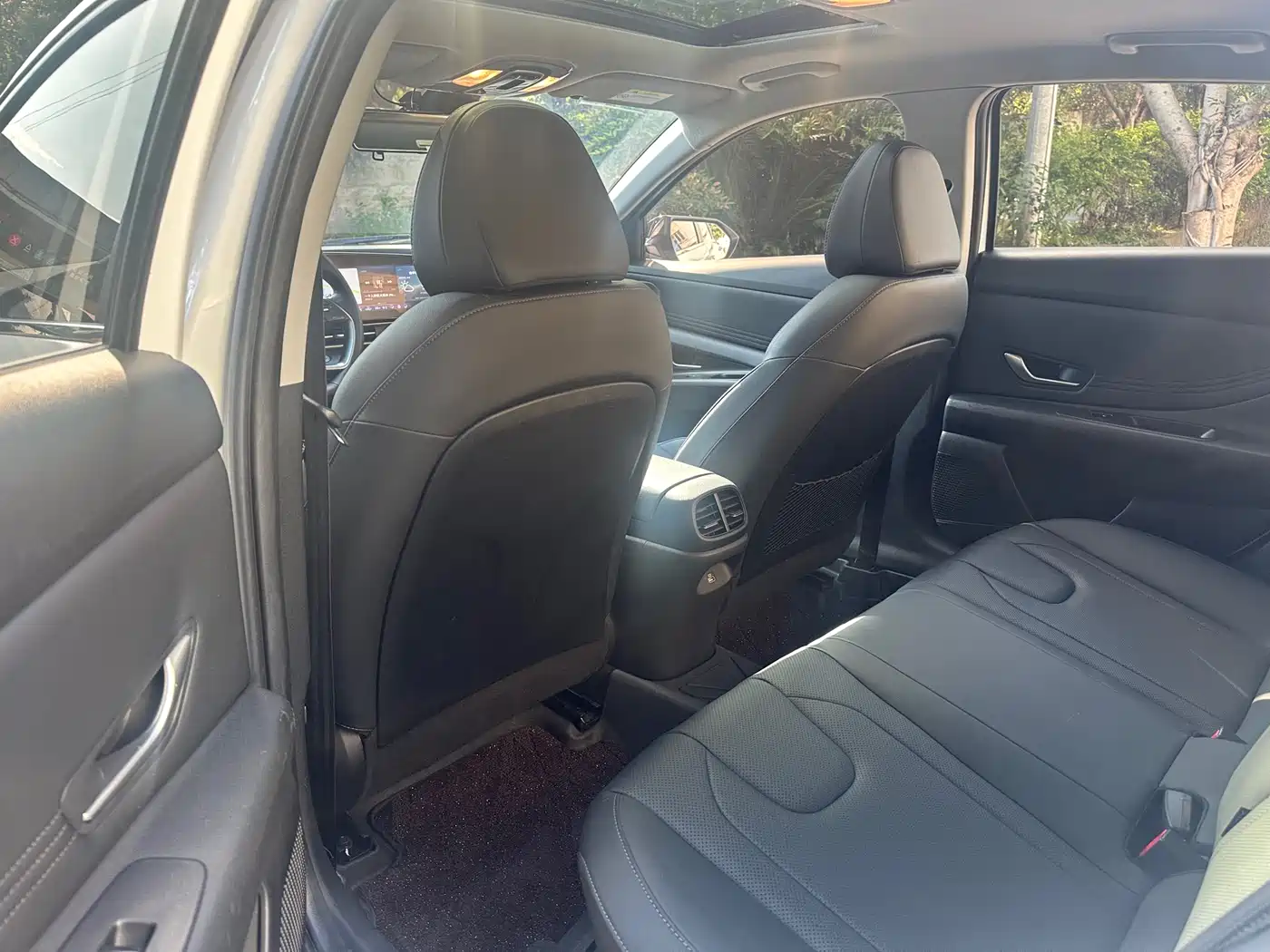 Hyundai Elantra 2022 1.5L CVT LUX Premium Edition фото 7