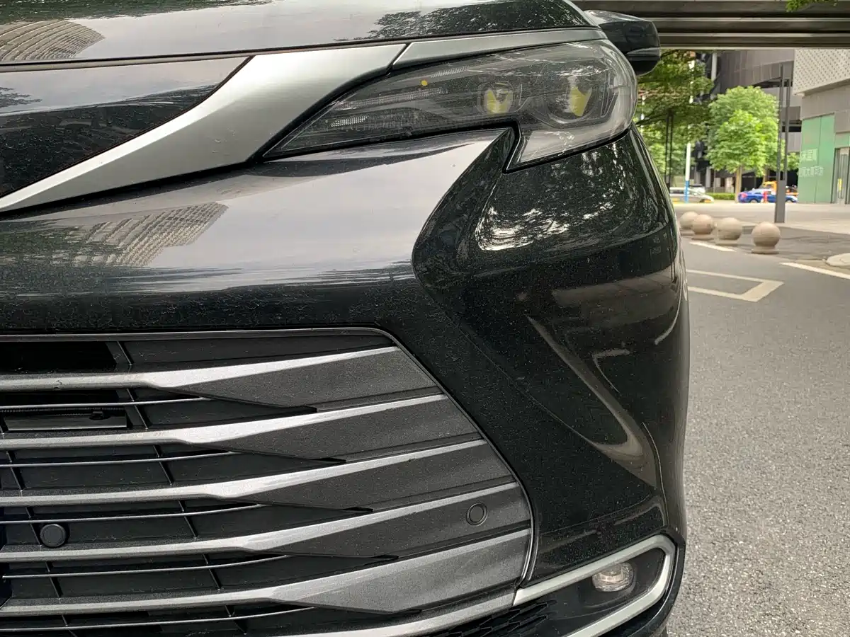 Toyota Sienna 2023 2.5L Hybrid Premium Edition фото 9