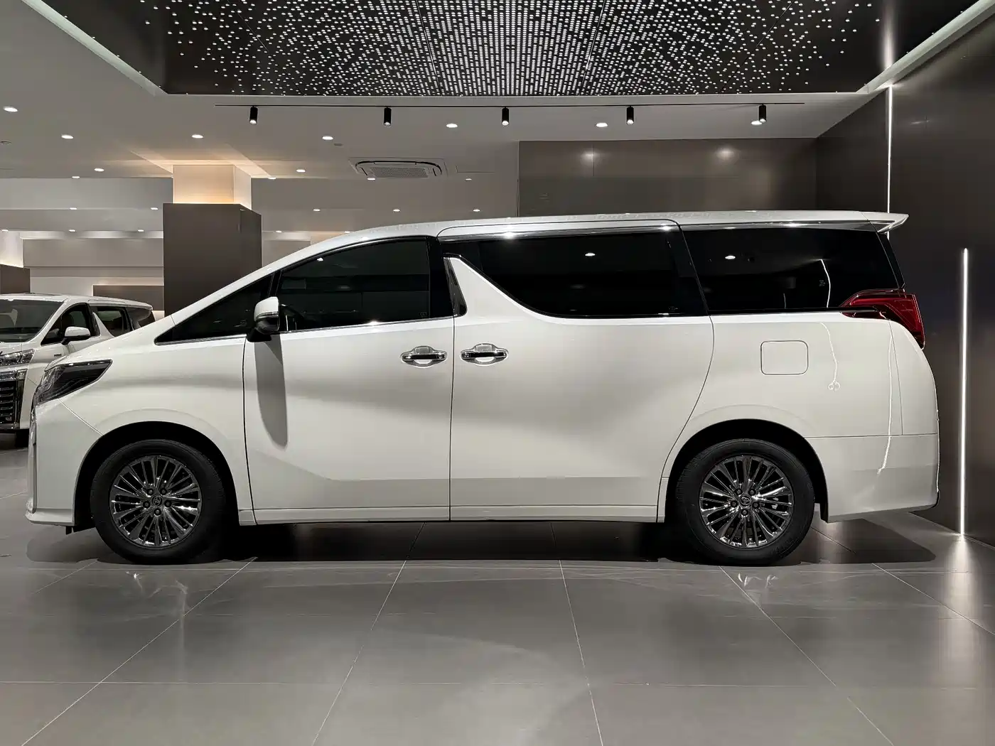 Toyota Vellfire 2021 Crown Hybrid 2.5L HV Luxury Edition фото 7