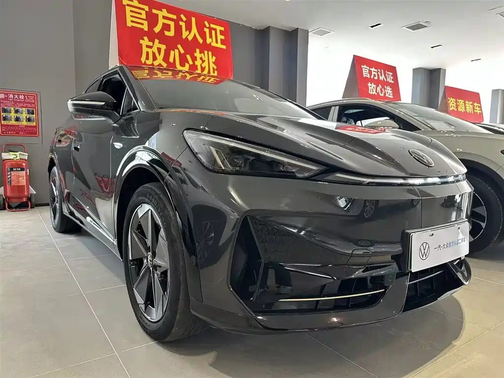 VOLKSWAGEN WITH THE CROWD 06