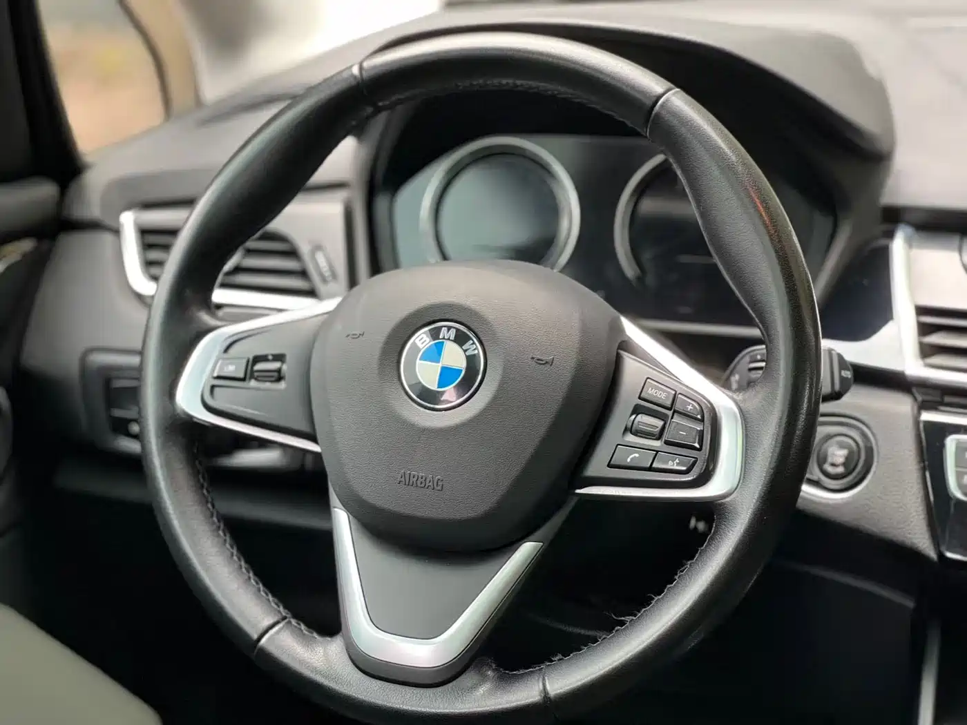 BMW 2 Series Touring 2019 218i Leading фото 14