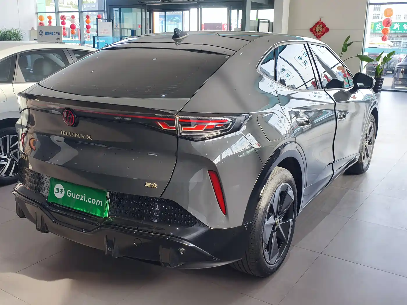 VOLKSWAGEN WITH THE CROWD 06