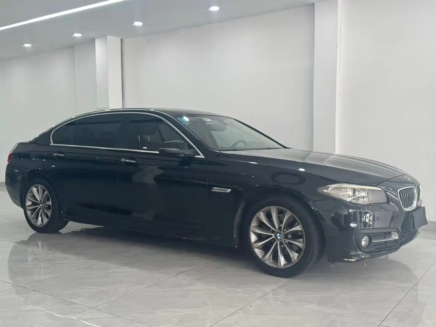 Photo 3 - BMW 5 Series